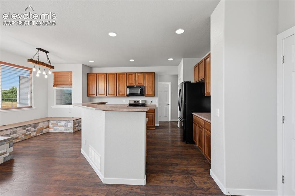 Image 9 of 32: Kitchen