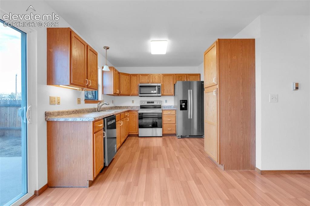 Image 7 of 18: Kitchen