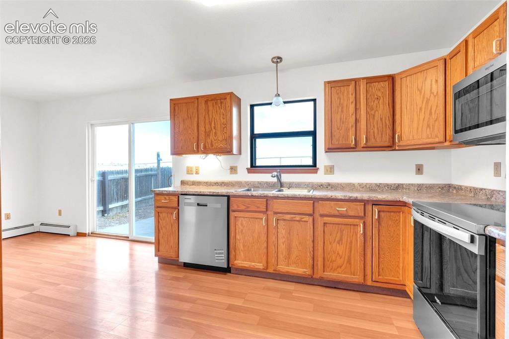 Image 8 of 18: Kitchen