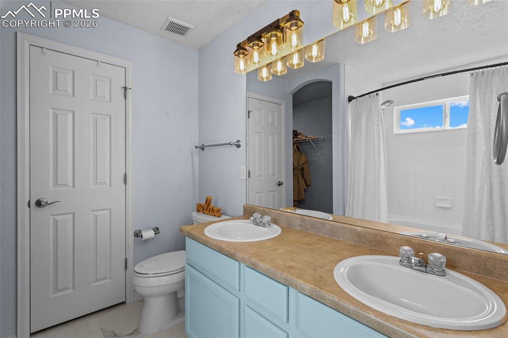 Image 15 of 30: Bathroom