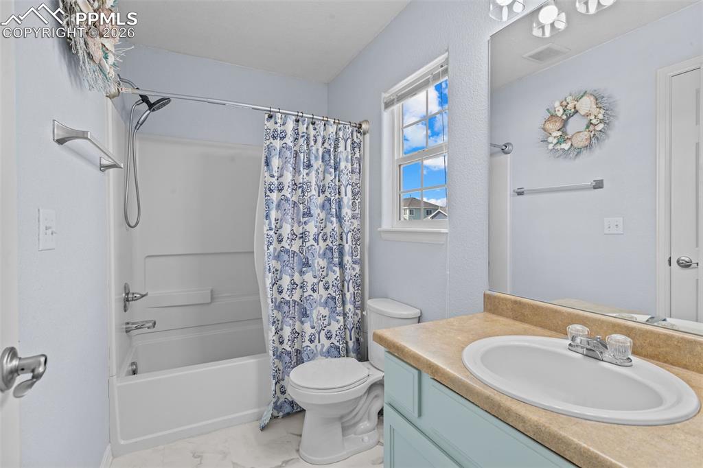 Image 16 of 30: Bathroom