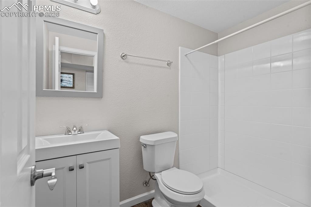 Image 19 of 30: Bathroom