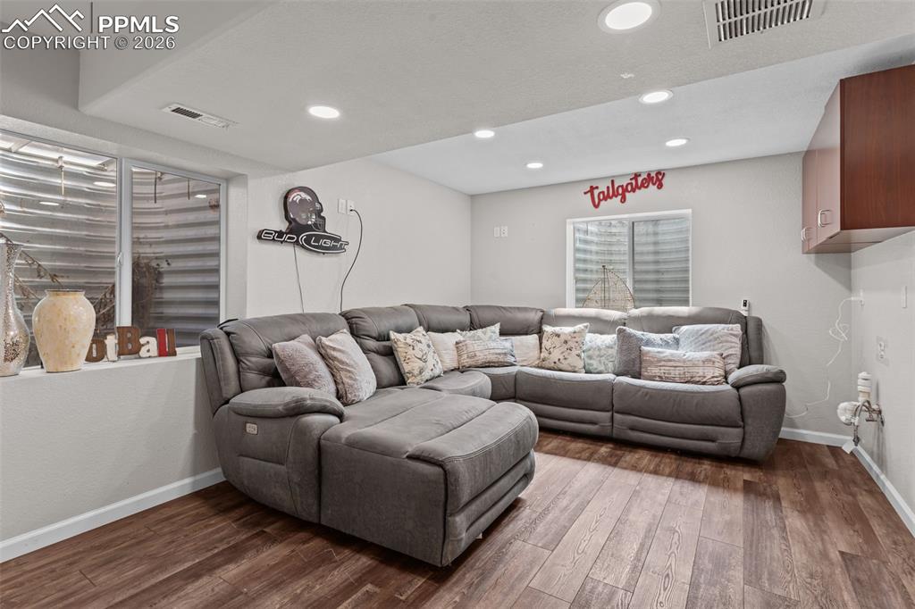 Image 23 of 30: Living Room