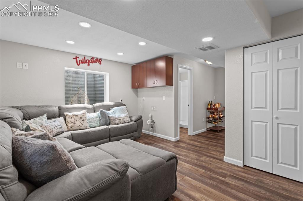 Image 24 of 30: Living Room