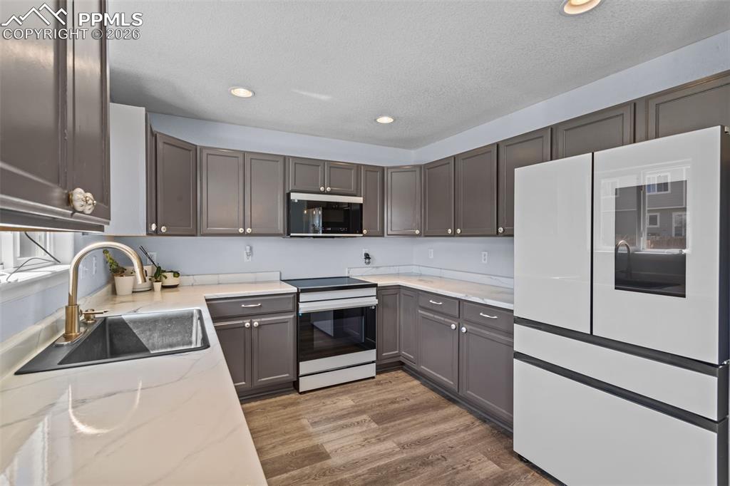 Image 6 of 30: Kitchen