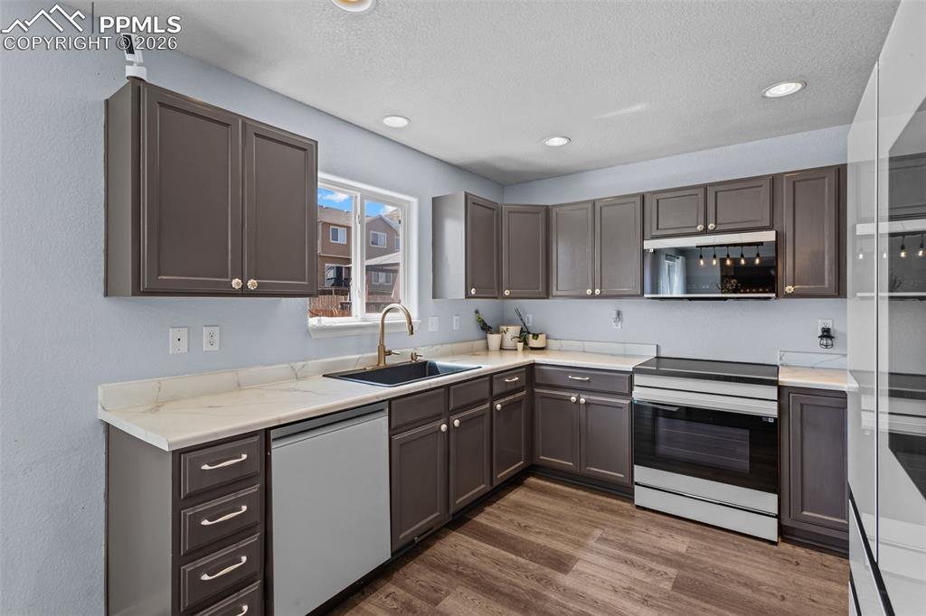 Image 7 of 30: Kitchen