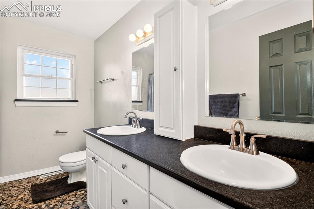 Image 25 of 46: Bathroom