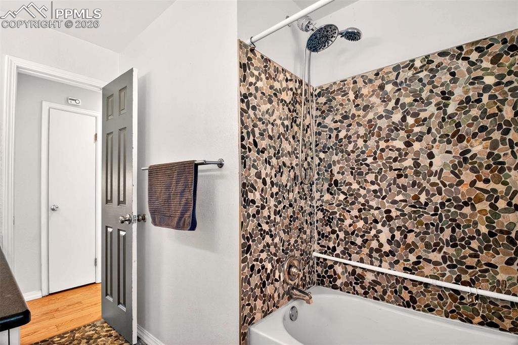 Image 26 of 46: Bathroom