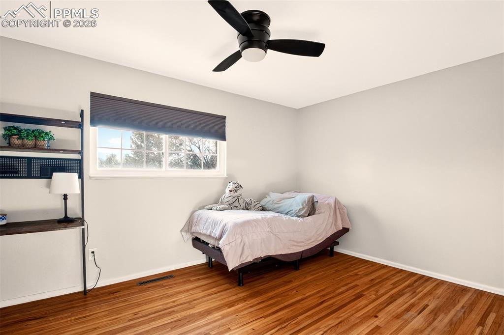 Image 27 of 46: Bedroom