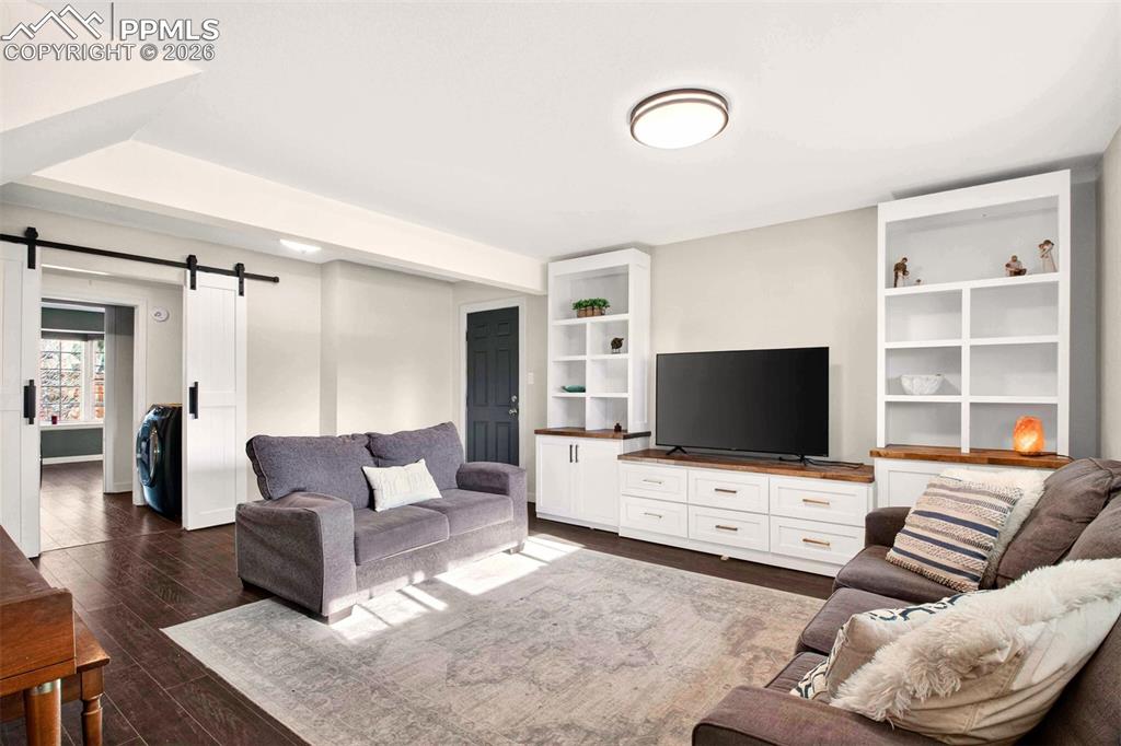 Image 31 of 46: Family Room