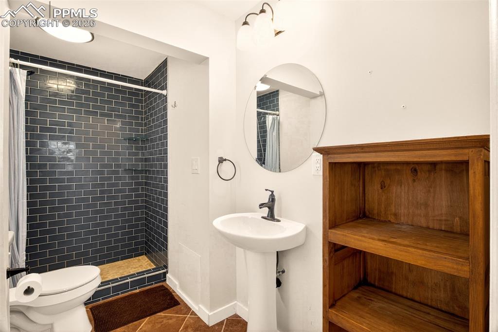 Image 37 of 46: Bathroom