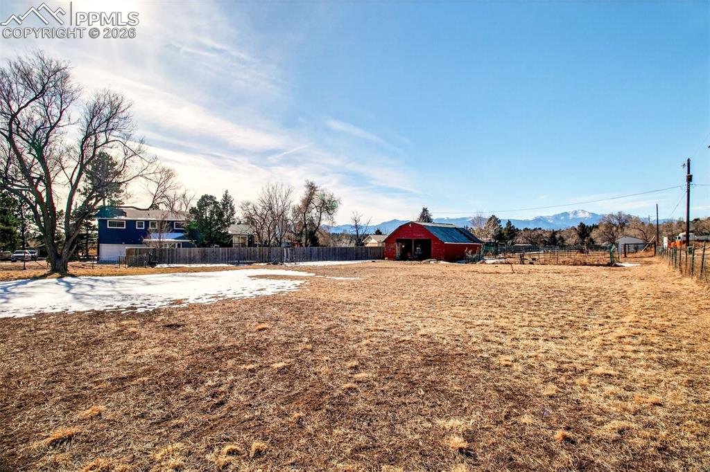 Image 39 of 46: Yard