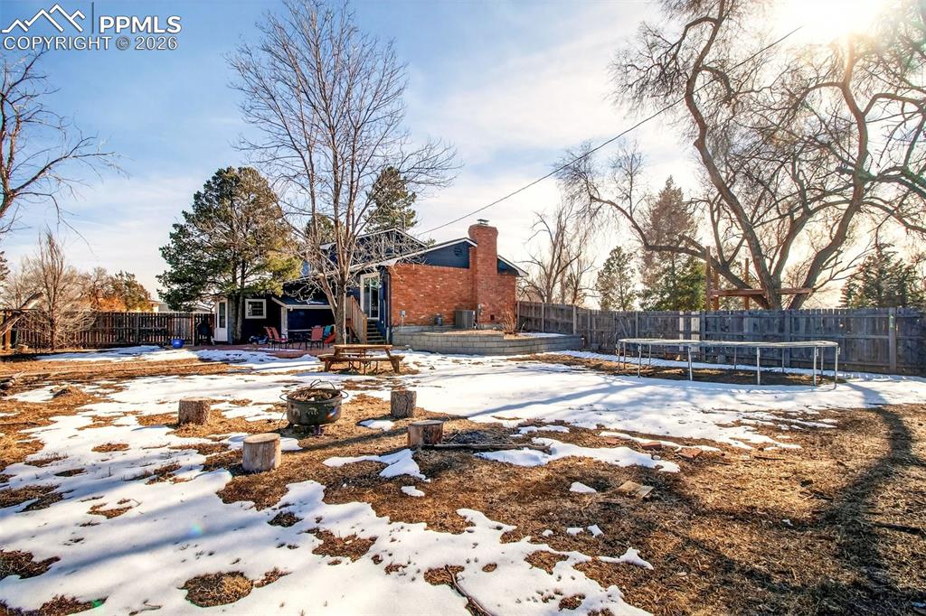 Image 42 of 46: Yard