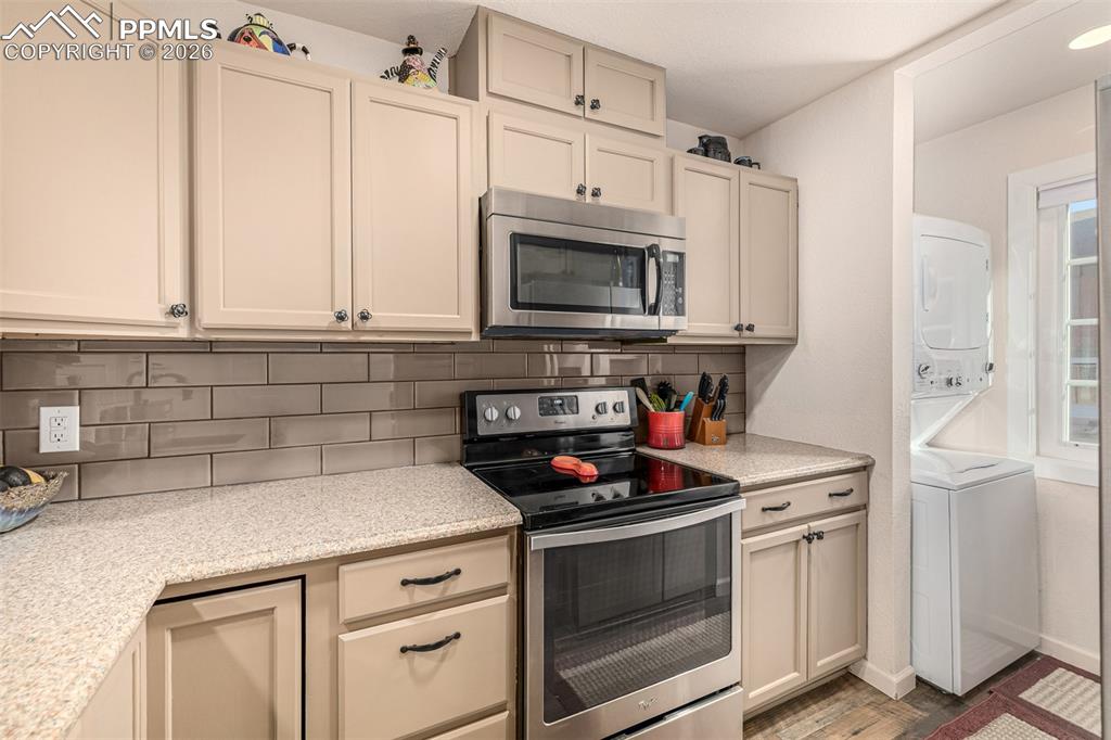 Image 15 of 34: Kitchen