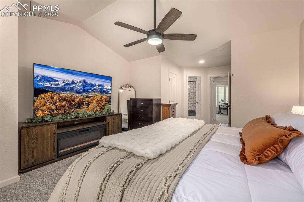 Image 25 of 34: Bedroom