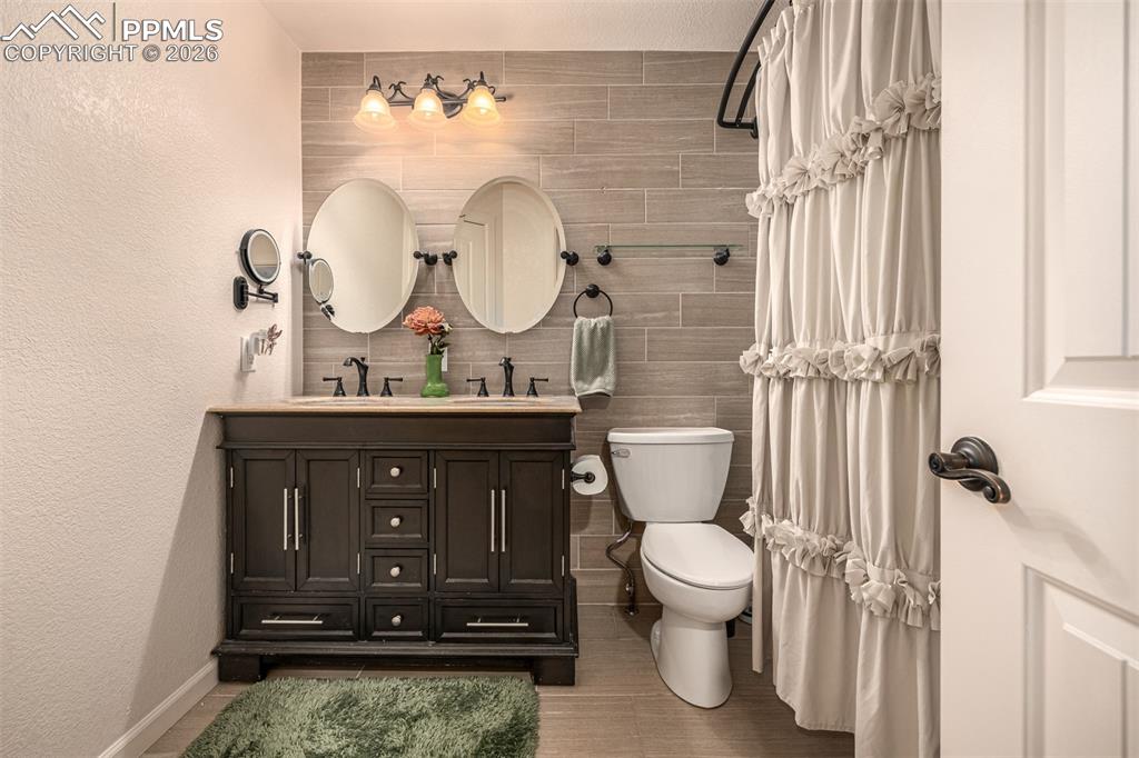 Image 29 of 34: Bathroom