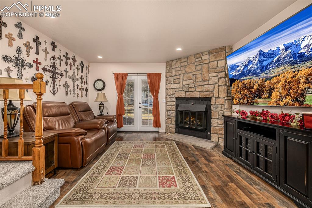 Image 4 of 34: Living Room