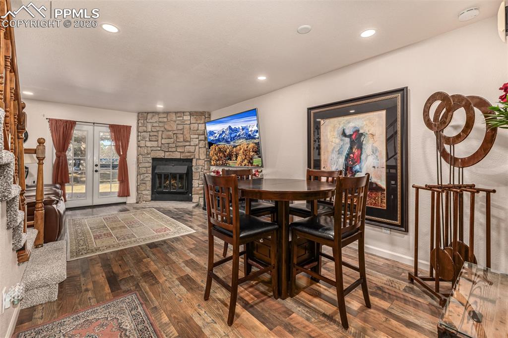 Image 7 of 34: Dining Area