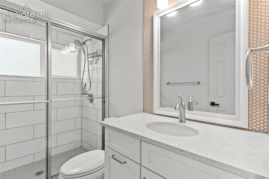 Image 16 of 28: Bathroom