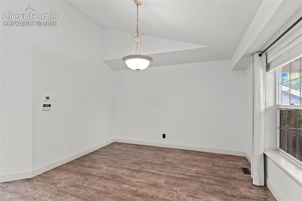 Image 5 of 28: Dining Area