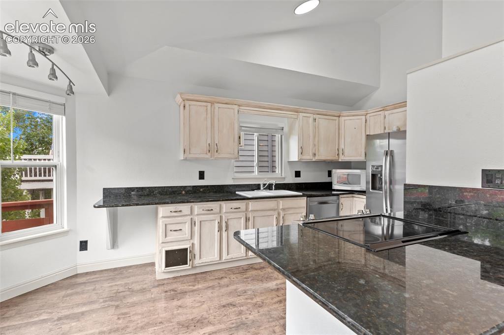 Image 7 of 28: Kitchen