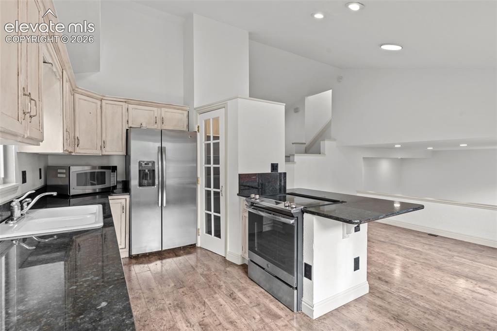 Image 8 of 28: Kitchen