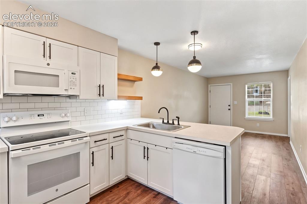 Image 5 of 13: Kitchen