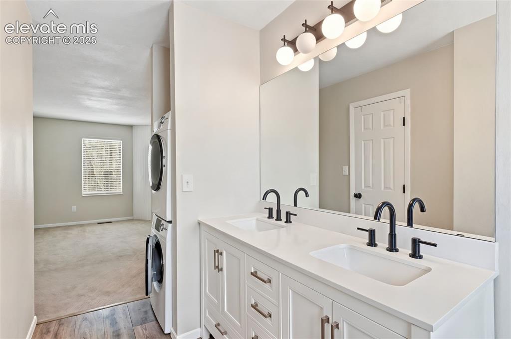 Image 9 of 13: Bathroom