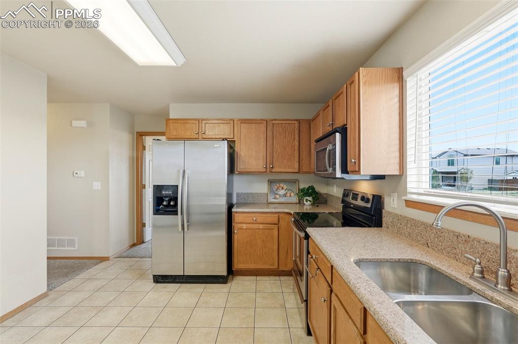 Image 10 of 46: Kitchen