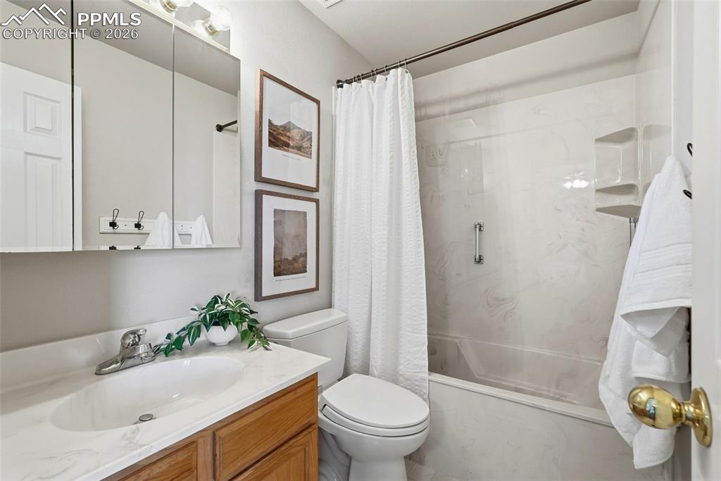 Image 19 of 46: Bathroom