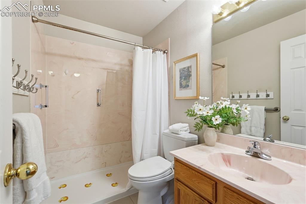 Image 23 of 46: Bathroom