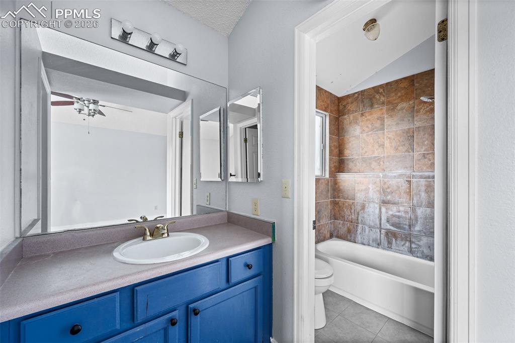 Image 16 of 34: Bathroom