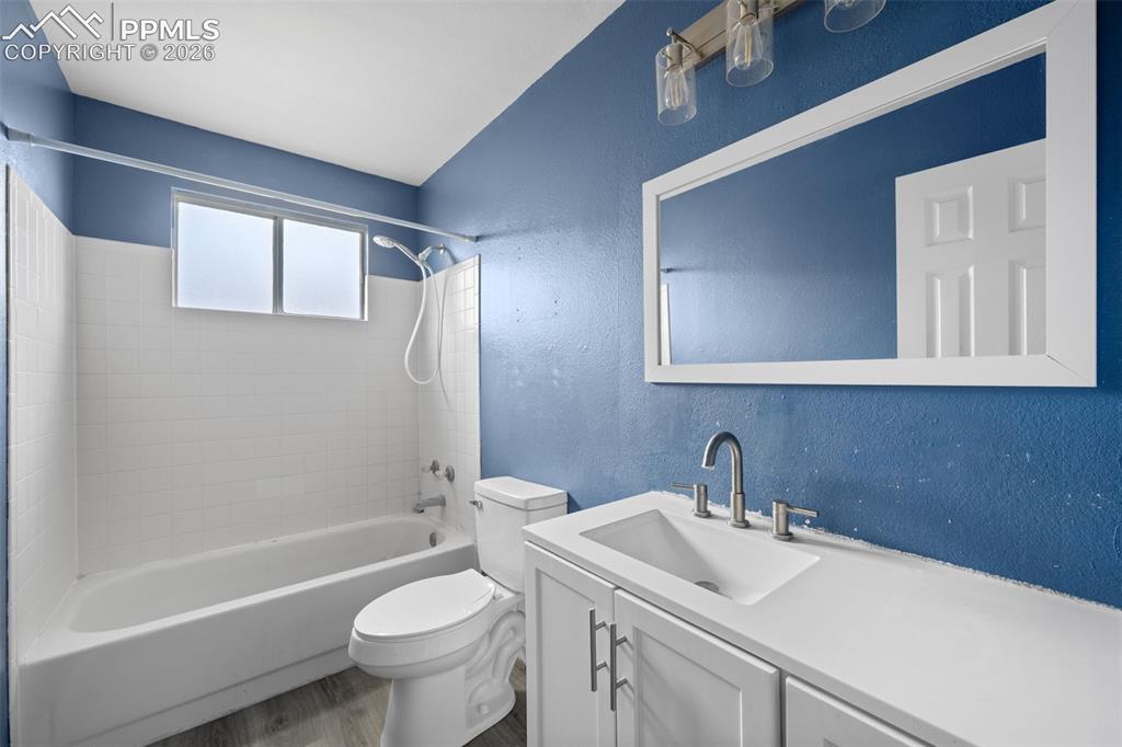 Image 18 of 34: Bathroom