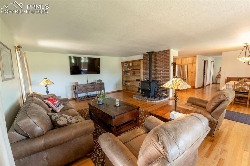 Image 19 of 50: Living Room