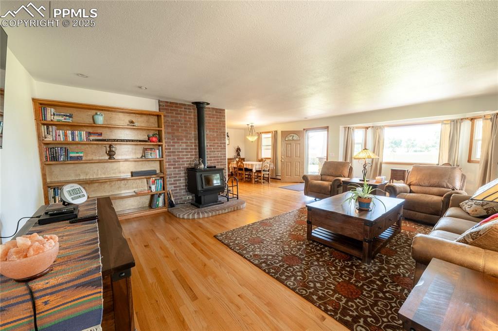 Image 20 of 50: Living Room