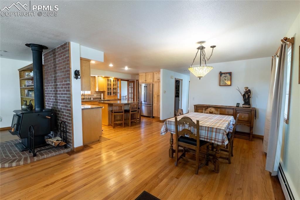 Image 21 of 50: Dining Area