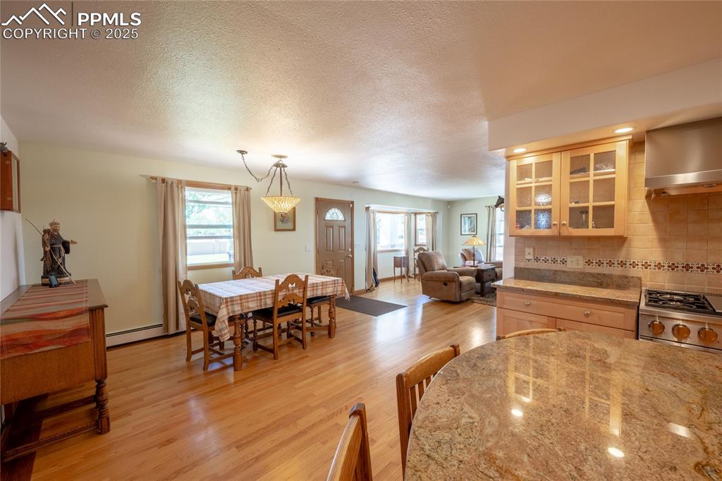 Image 23 of 50: Dining Area