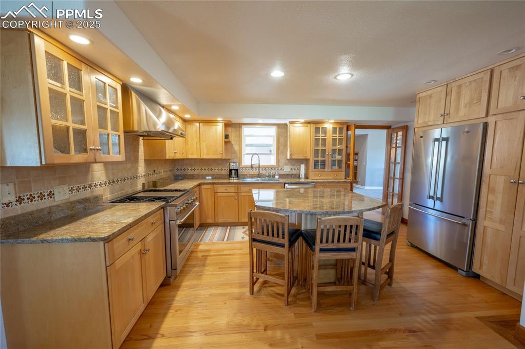 Image 26 of 50: Kitchen