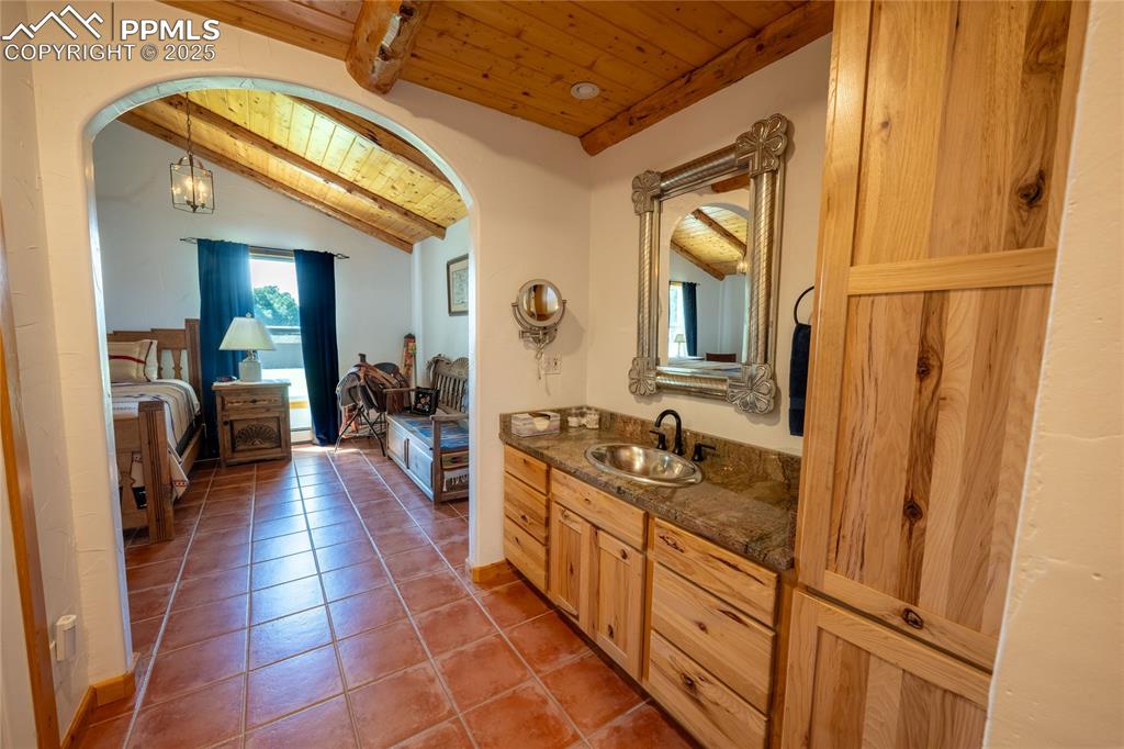 Image 28 of 50: Bathroom