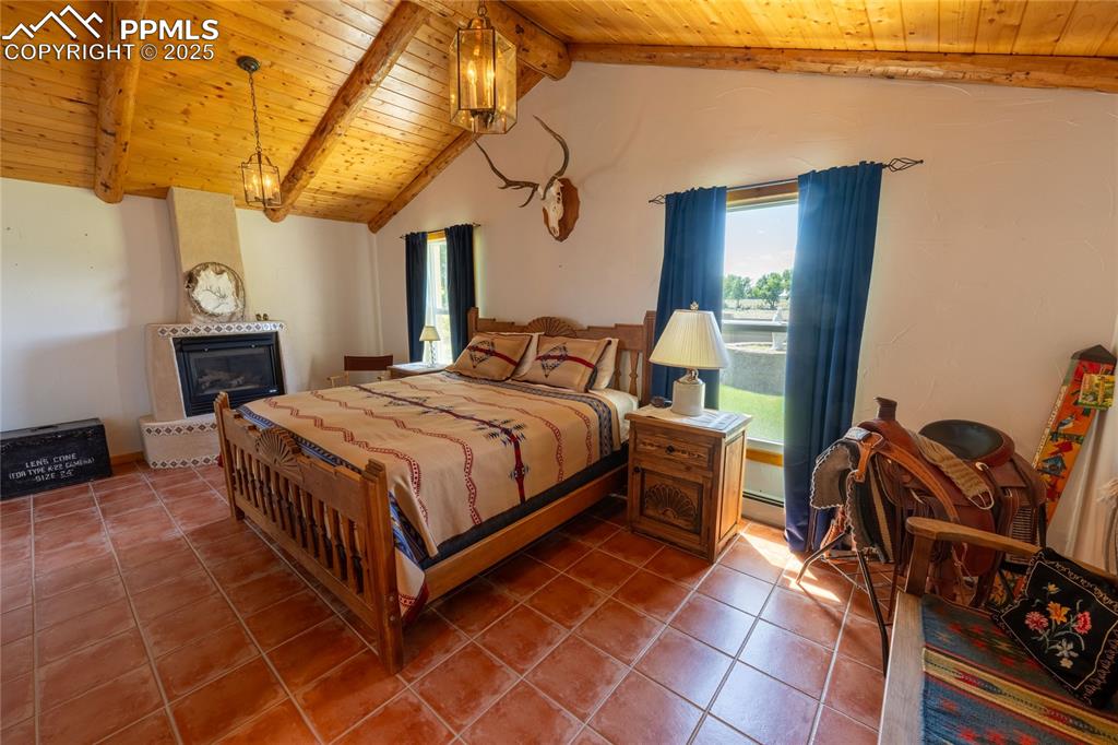 Image 29 of 50: Bedroom