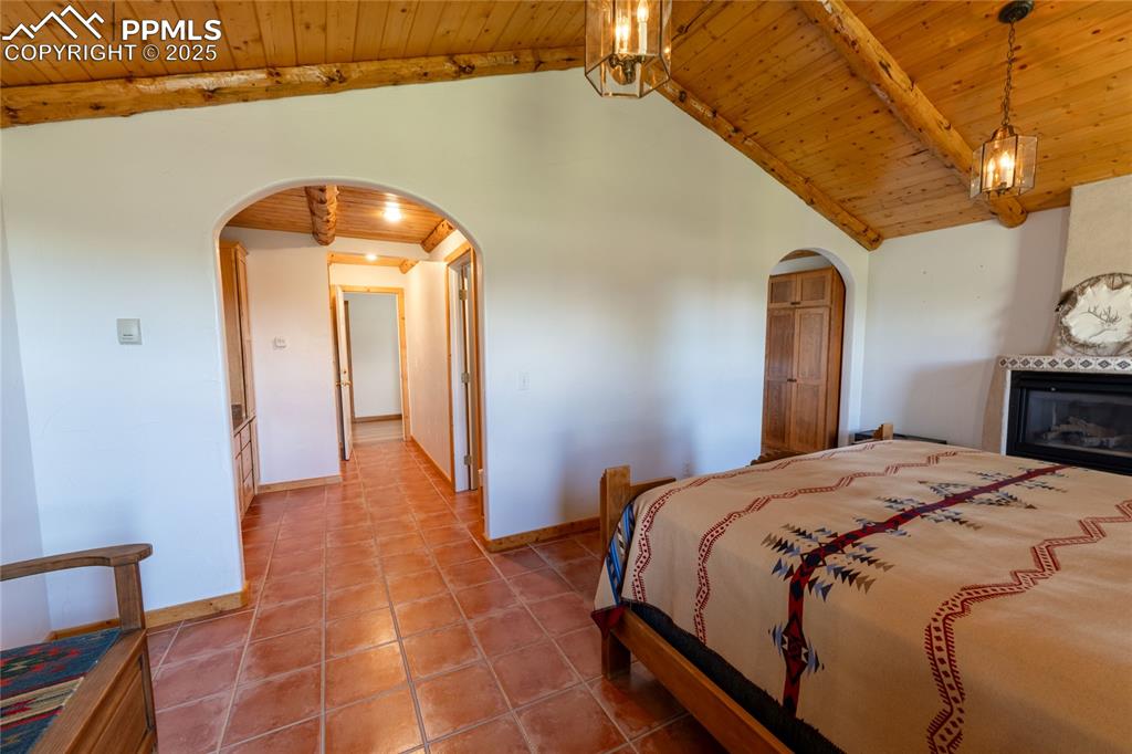 Image 30 of 50: Bedroom