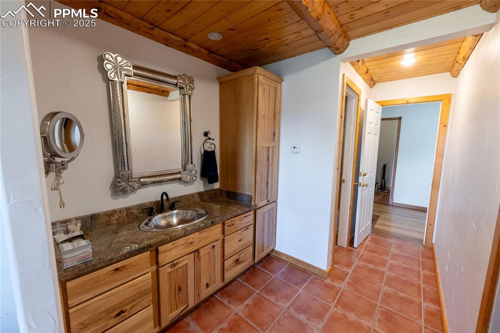 Image 32 of 50: Bathroom