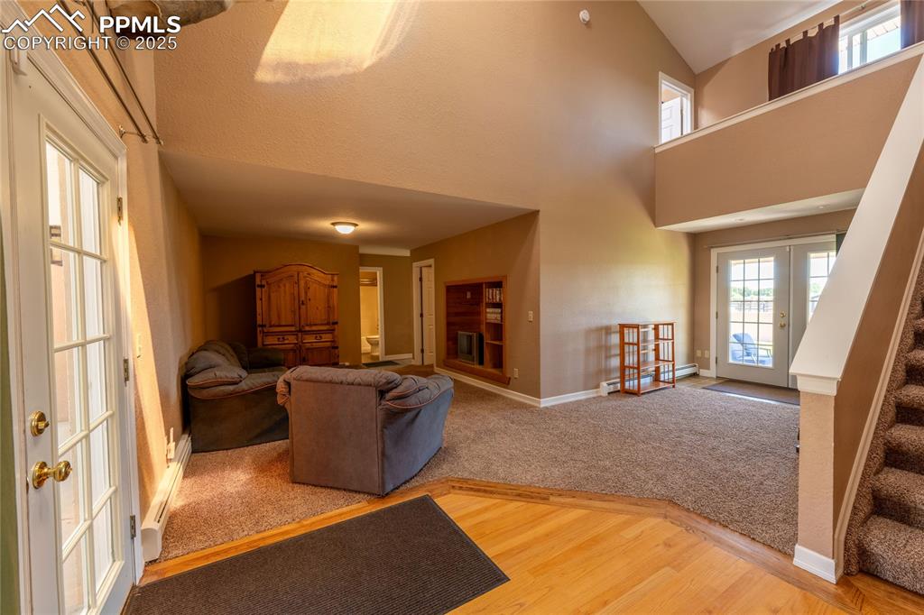 Image 34 of 50: Living Room