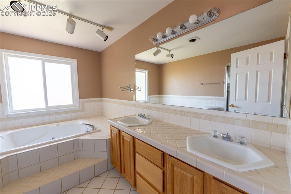 Image 39 of 50: Bathroom