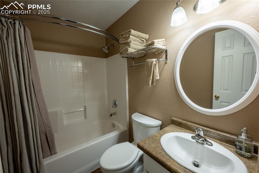 Image 44 of 50: Bathroom