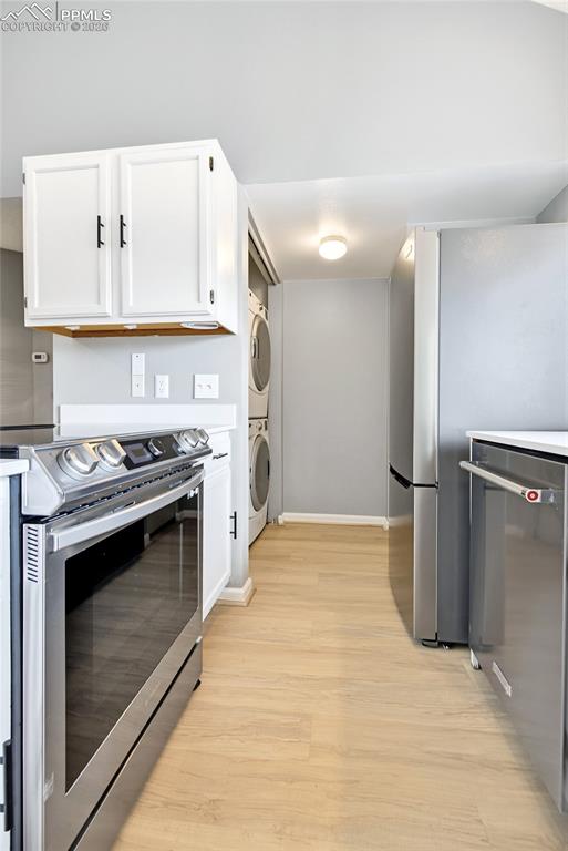 Image 10 of 30: newer stainless steel appliances,& a deep pantry!