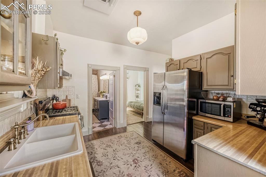 Image 16 of 34: Kitchen