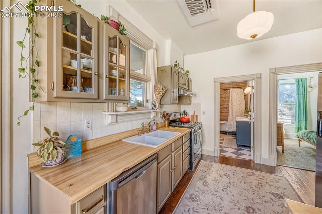 Image 17 of 34: Kitchen