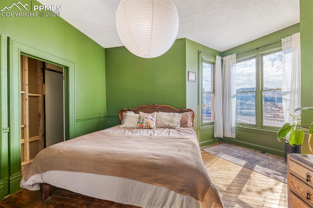 Image 20 of 34: Bedroom