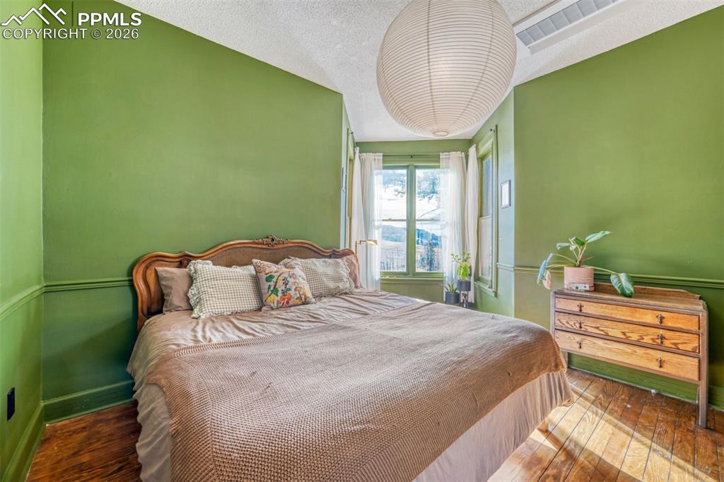 Image 21 of 34: Bedroom